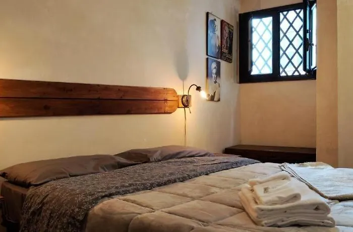 Leontini Little House *